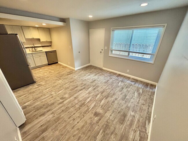 Foto del edificio - Renovated 1 Bedroom, Walk to Beach, W/D