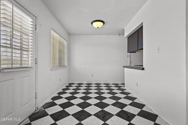 Foto del edificio - 9109 Morelia Rd