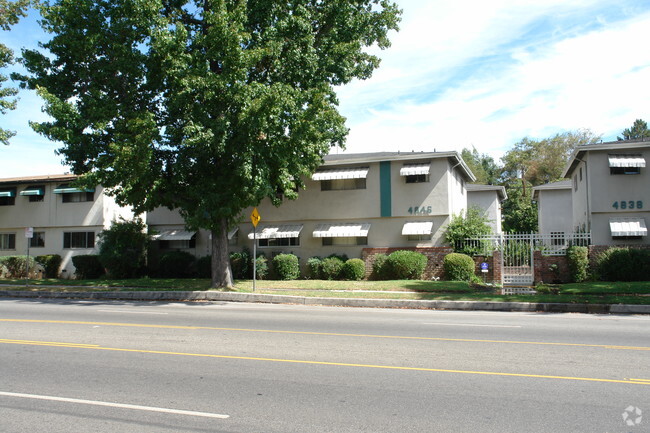 Foto del edificio - 4846 Hazeltine Ave