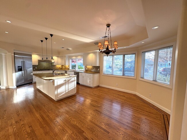 Building Photo - Spacious ranch style home available now