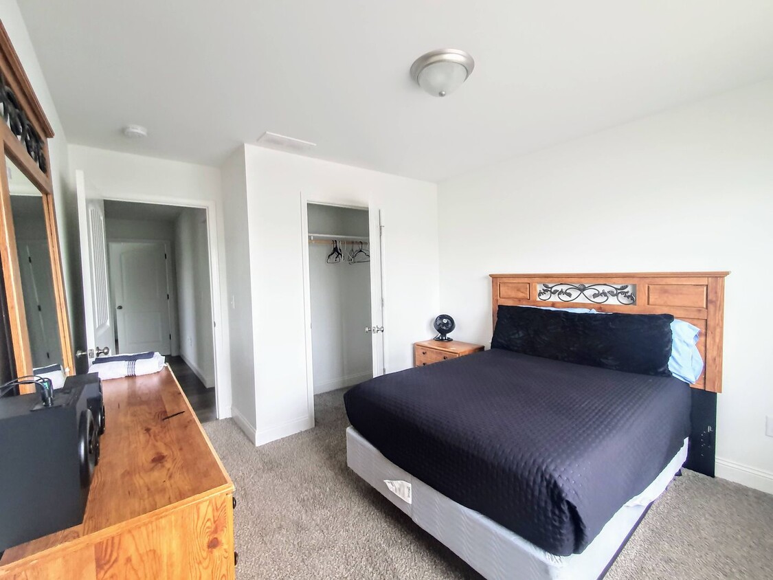Foto principal - Beautiful home close to post