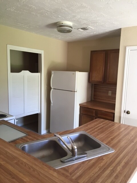 Building Photo - Spacious 3 Bed 2 Bath Home Well Maintained!