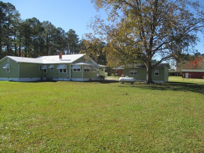 Building Photo - Beautiful 3 bedroom, 2 bath house on a lar...