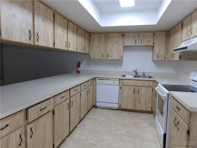 Building Photo - 9785 E Goldfinch Ln