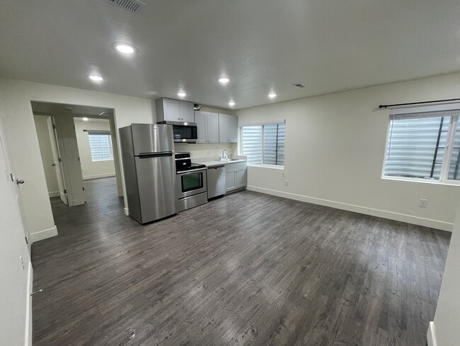 Building Photo - 7866 N Bur Oak Dr