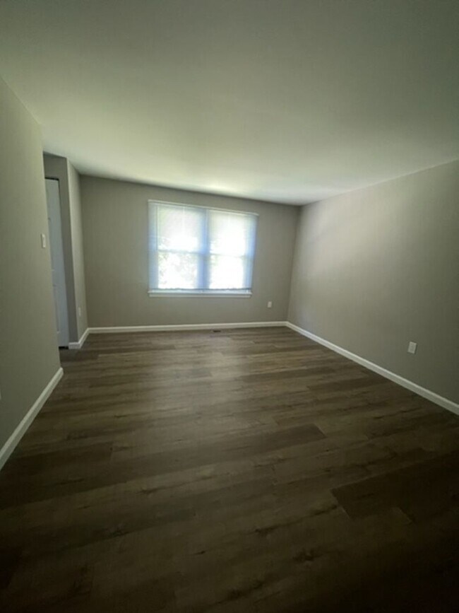 Building Photo - BEAUTIFUL RENOVATED END UNIT TH IN GERMANTOWN