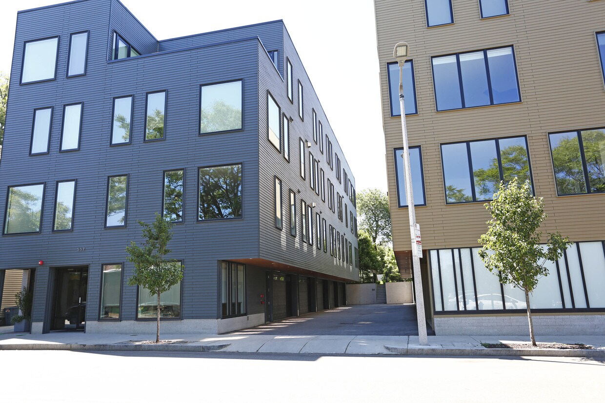 Building Photo - 537 E 1st St