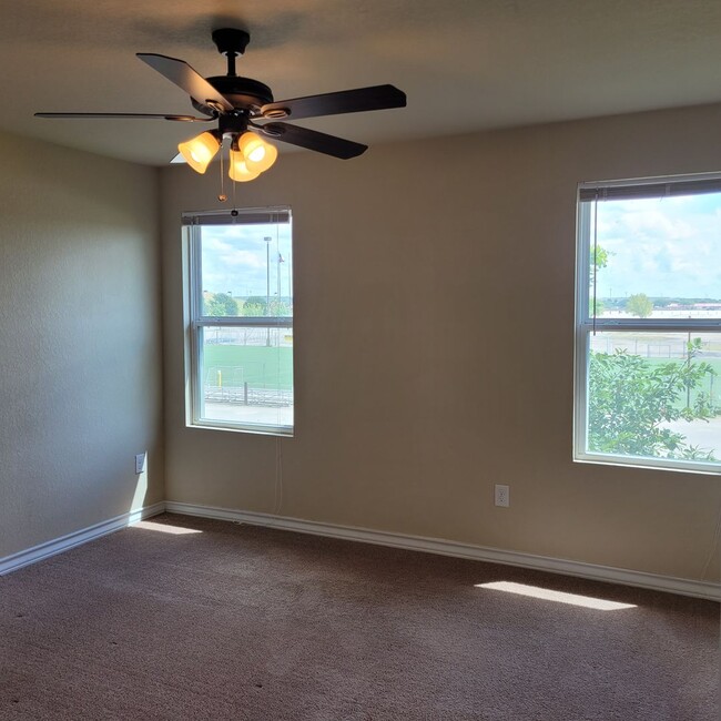 Building Photo - Town home for rent