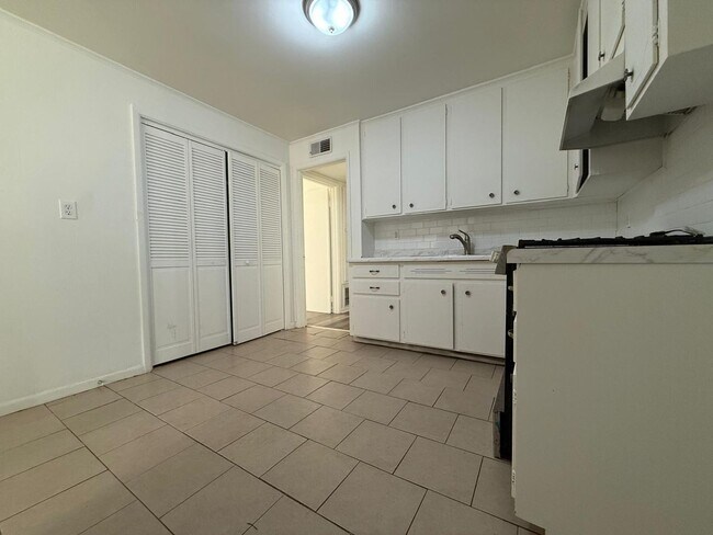 Foto del edificio - FOR RENT – AVAILABLE NOW