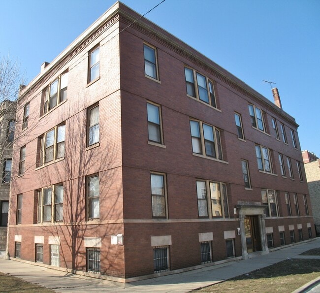 Building Photo - 3800 N Greenview Ave