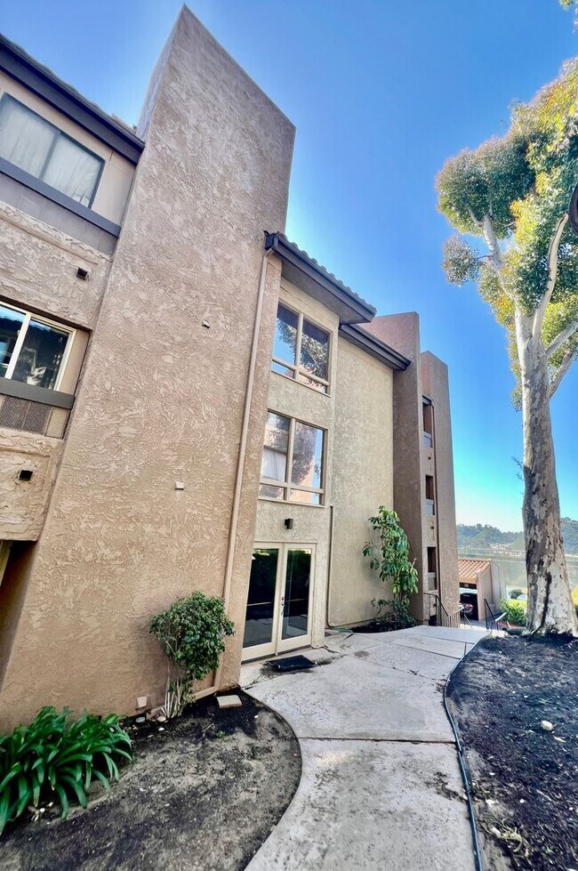 Building Photo - Welcome to this spacious 3 bedroom, 2 bath...