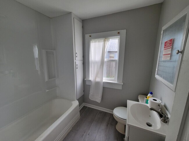 Building Photo - 2 Bed 1 bath available