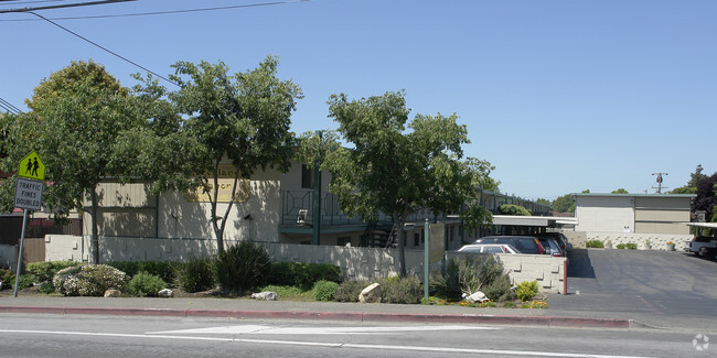 Building Photo - Meekland Manor