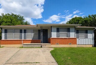 Building Photo - 1204 Connell Dr