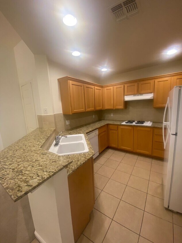 Foto principal - Stunning Top Floor View Condo at Park Avenue!