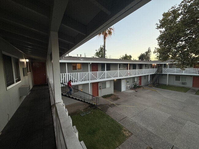 Foto del edificio - 1523 Los Robles Blvd