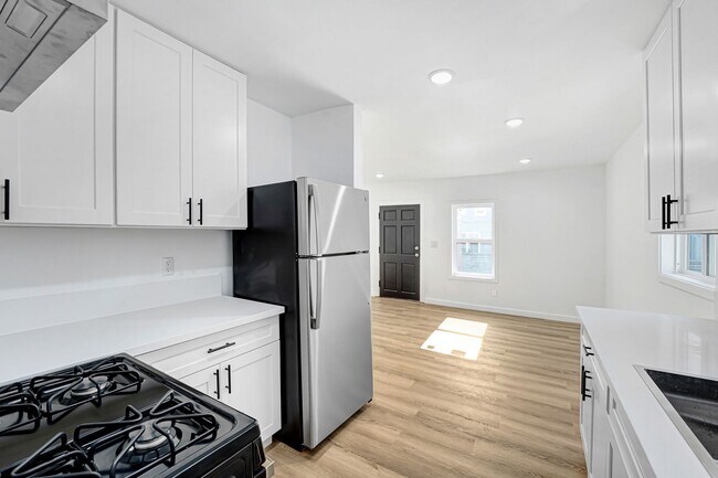 Building Photo - Newly Remodeled 1 Bedroom / 1 Bath Bungalow-style in the Heart of Hollywood!