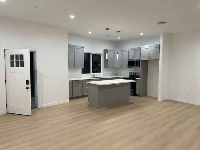 Building Photo - 3 Bedroom 2 Bathroom Single Home with Gara...