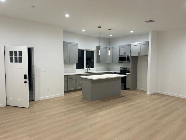 Foto del edificio - 3 Bedroom 2 Bathroom Single Home with Gara...