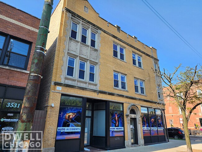 Foto del edificio - 2349 N Drake Ave