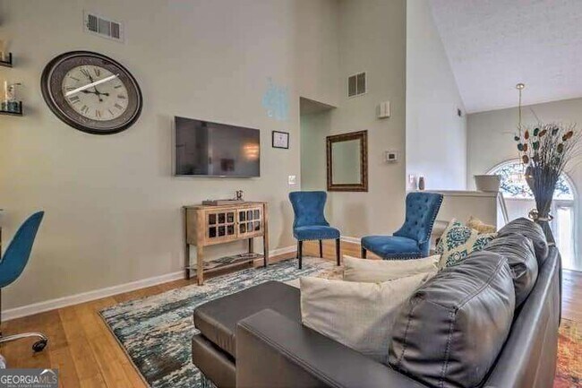 Foto del edificio - 483 Oak Dr