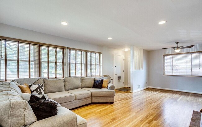 Foto del edificio - Beautiful 4 BR/2 BA Single-Family Home in ...