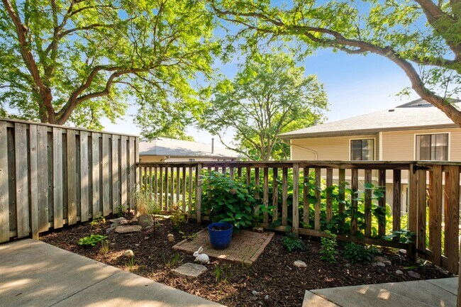 Building Photo - Updated 2 Br/ 2.5 Ba TH w/2 CG, and Privat...