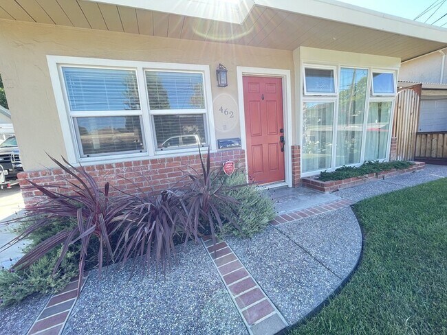 Building Photo - Mid-Century Rancher