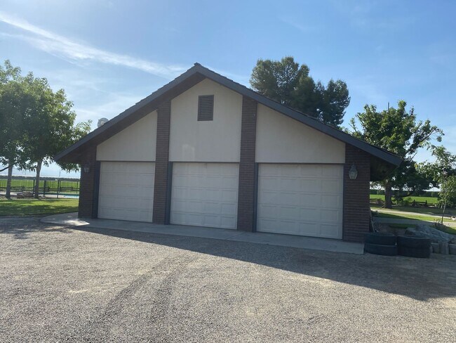 Foto del edificio - 36400 ROAD 148- 3 BEDROOM 3 BATHROOM- COUN...