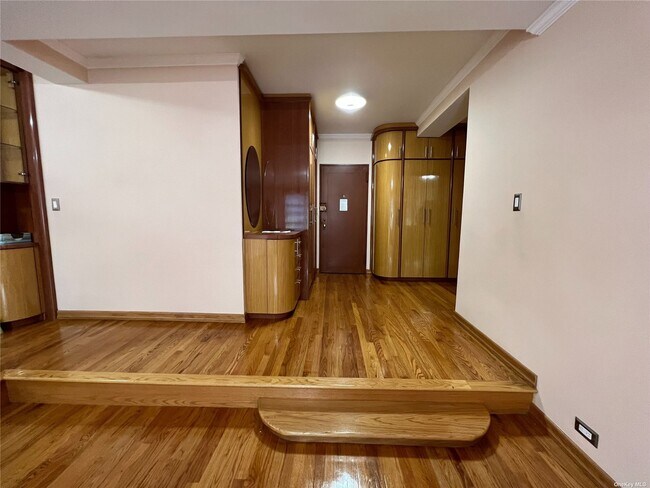 Foto del edificio - 98-51 64th Ave