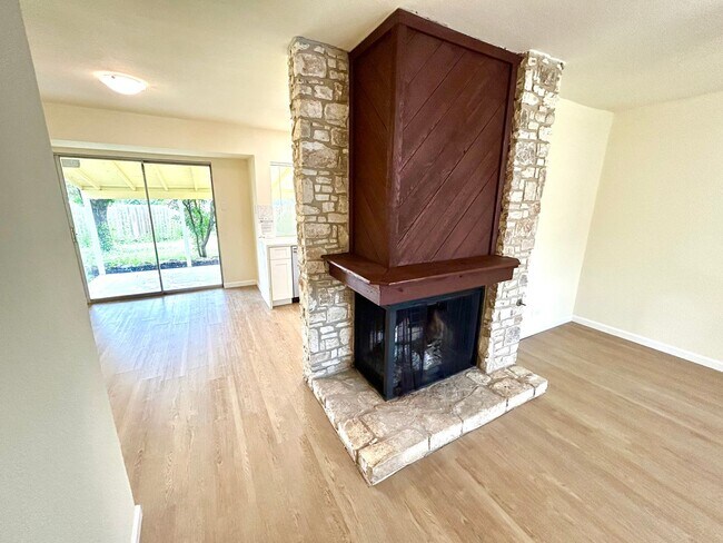Foto del edificio - **COMING SOON** Newly Renovated 3 Bedroom ...
