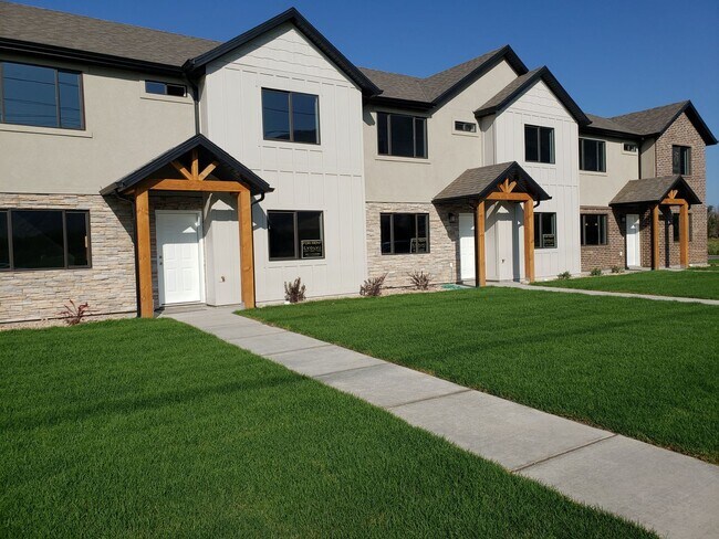 Foto del edificio - Beautiful 4-Bedroom Townhome in Prime Springville Location!