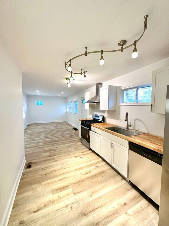 Building Photo - 4 Bed/1 Bath Home in Penn Hills-Completely Remodeled! Available Now