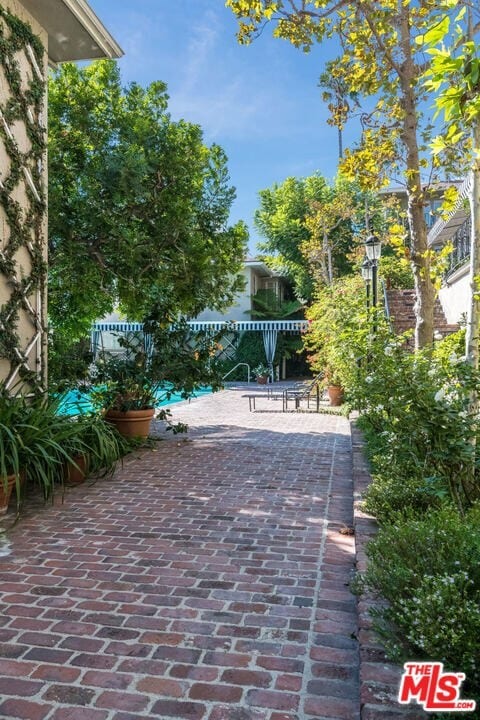 Building Photo - 1221 Sunset Plaza Dr