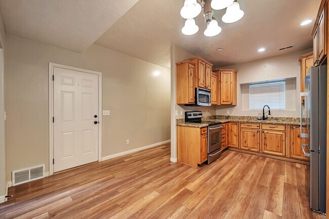 Foto del edificio - Beautiful Riverton Townhome in Gated Community w 1 car garage attached