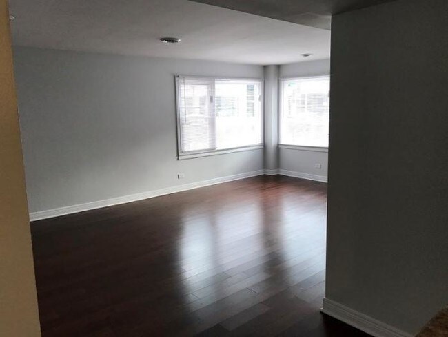 Building Photo - 1 bedroom in CHICAGO IL 60201
