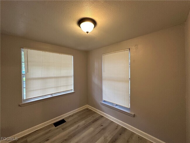Foto del edificio - 2115 Crawford St
