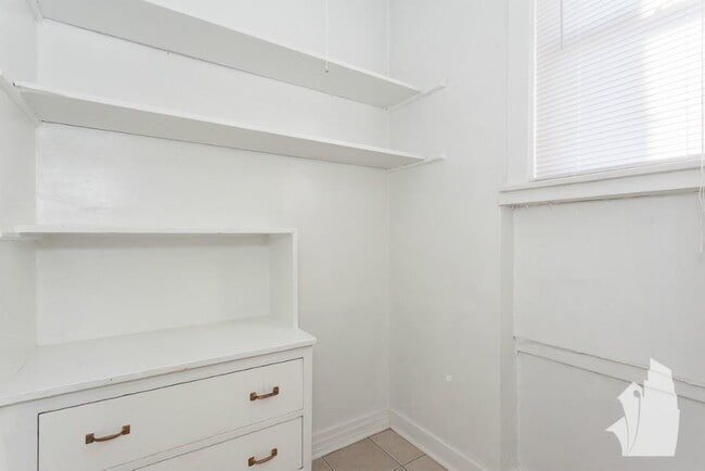 Building Photo - 1116 W Oakdale Ave