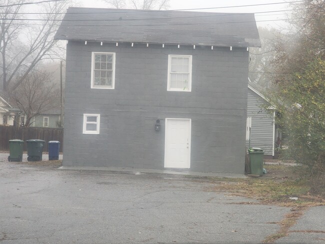 Foto del edificio - 1360 Ellis Road, Unit Carriage Room 1 A