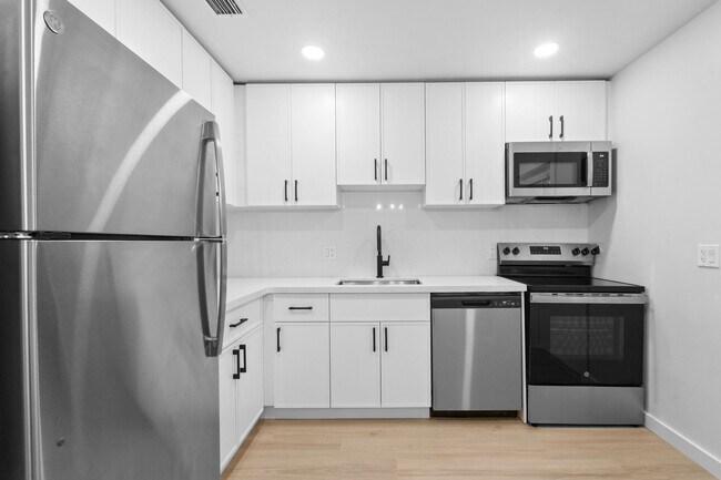 Foto del edificio - 800 Tropic Blvd