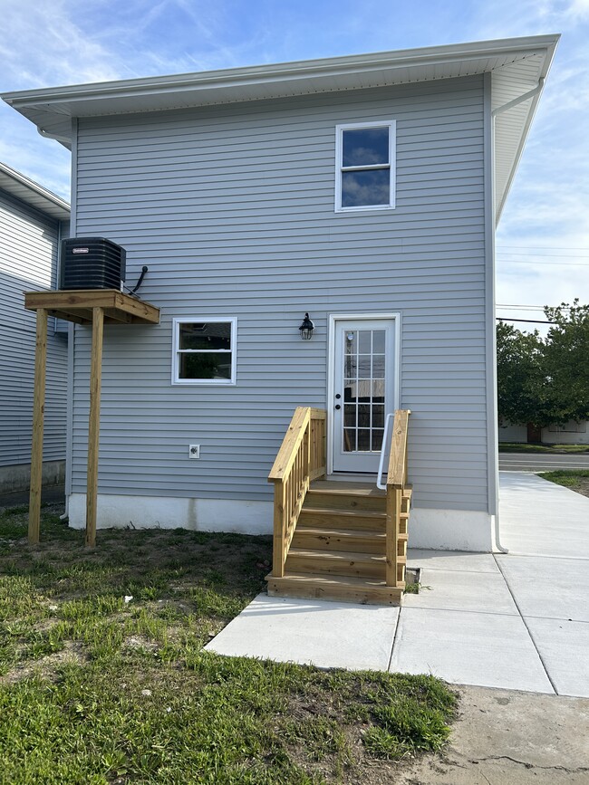 Building Photo - 1405 N Ohio Ave