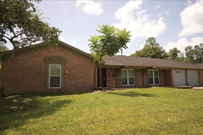 Building Photo - 9810 Cliffwood Dr