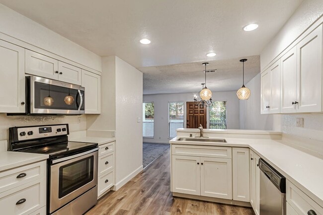 Building Photo - Elegant 3-Bedroom Home with Modern Upgrade...