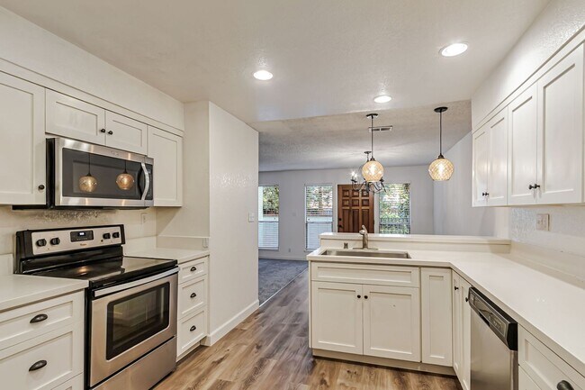 Foto del edificio - Elegant 3-Bedroom Home with Modern Upgrade...