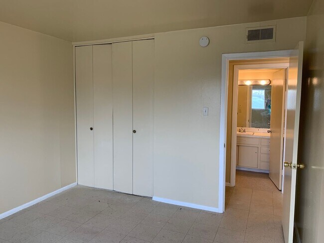 Building Photo - 359 Waxwood Ln