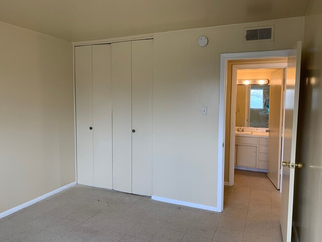 Building Photo - COZY DUPLEX, NEAR SHOPPING & 281!