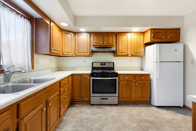 Building Photo - 1632 Poplar Ln