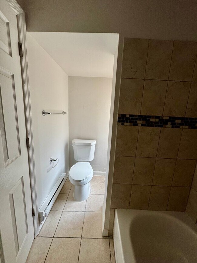 Building Photo - Recently Updated 1-Bedroom Apartment Avail...