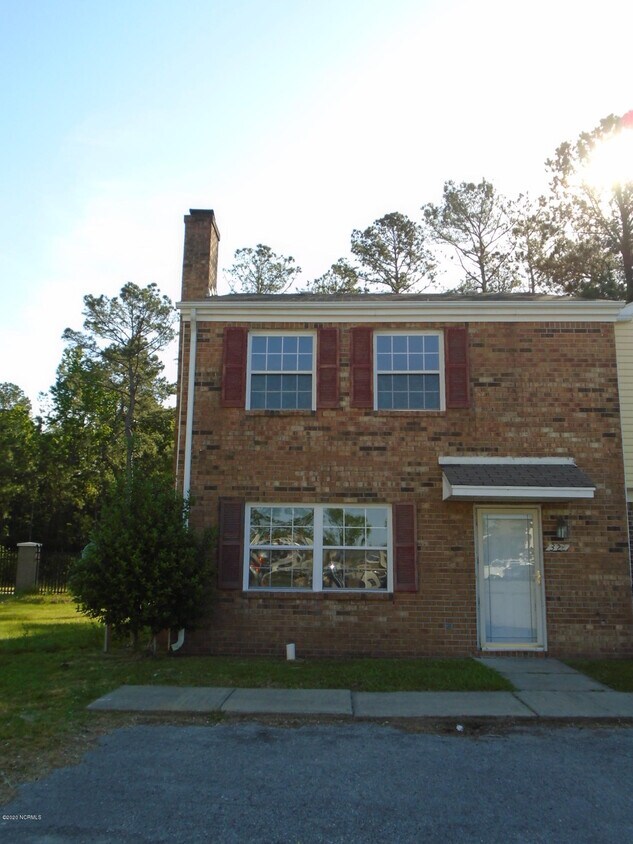 322 Myrtlewood Cir, Jacksonville, NC 28546 Townhome Rentals in