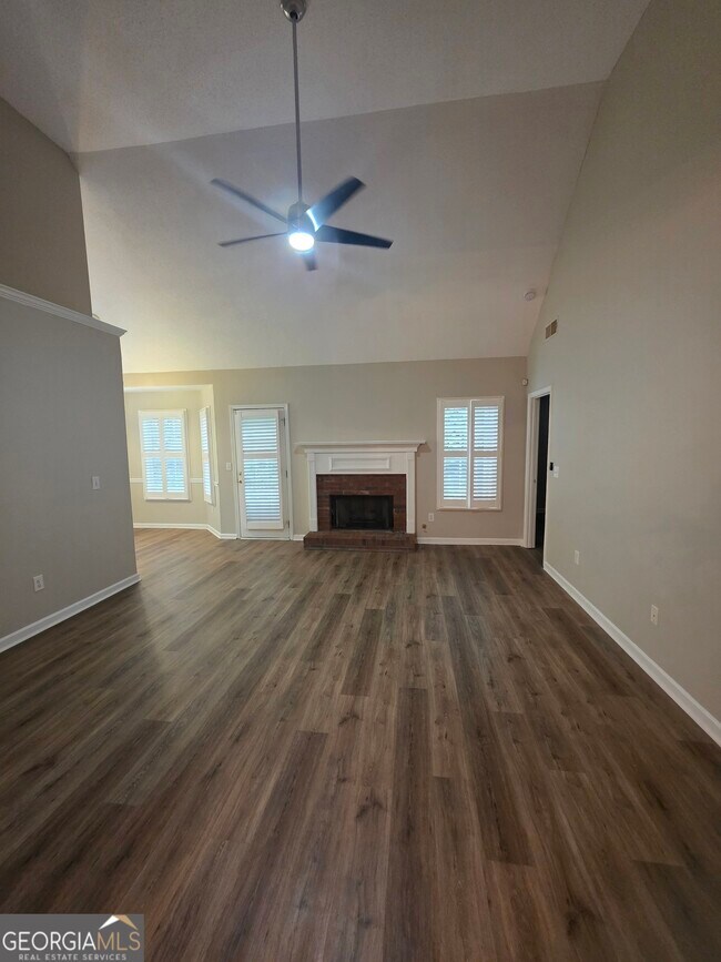 Foto del edificio - 120 Cloverwood Dr